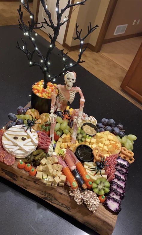 Charcuterie Trays, Halloween Party Decor Ideas, Halloween Appetizers Easy, Halloween Buffet, Halloween Party Appetizers, Halloween Food Appetizers, Halloween Menu, Party Decor Ideas, Image Halloween