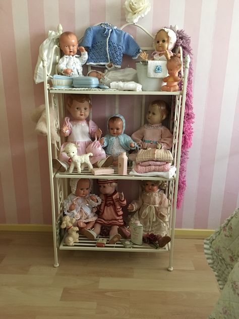 Reborn Doll Storage Ideas, Porcelain Doll Display Ideas, Doll Display Ideas, Doll Storage Ideas, Hankie Crafts, Vintage Toy Display, Doll Storage, Vintage Porcelain Dolls, Doll Room