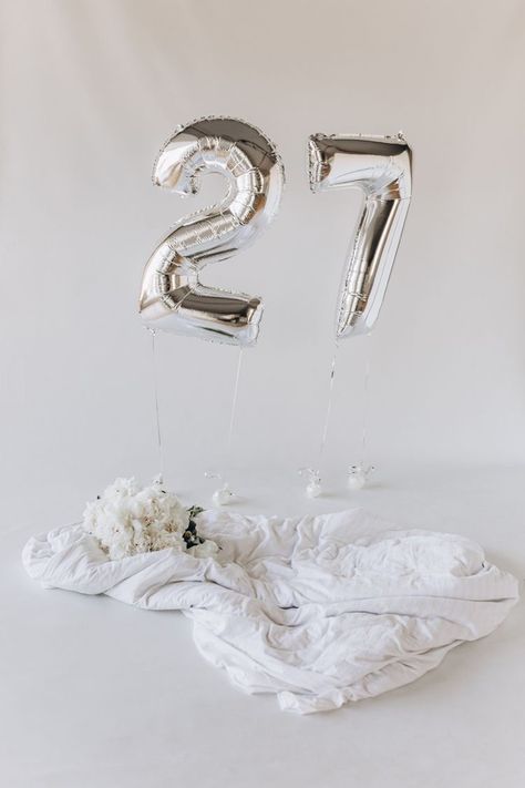 27 Bday Photoshoot, Birthday 27 Years Ideas, 27 Birthday Photoshoot, Birthday Fotos, Instagram Posts Aesthetic, 27 Birthday Ideas, 21st Birthday Photoshoot, Cute Birthday Pictures, Birthday Post Instagram