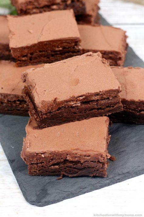 irish Whiskey fudge brownies Irish Recipes Desserts, Whiskey Brownies, Whiskey Frosting, Whiskey Bread Pudding, Whiskey Fudge, Irish Food Recipes, Irish Recipes Appetizers, Irish Desserts Traditional, Irish Recipes Authentic