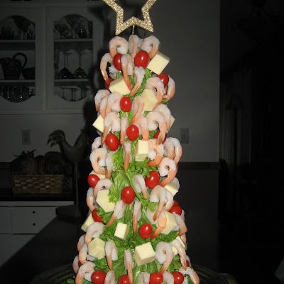 Shrimp Christmas Tree Appetizer @keyingredient #cheese #shrimp #tomatoes #appetizer Shrimp Christmas, Christmas Tree Appetizer, Tree Appetizer, Cheese Shrimp, Shrimp Appetizers, Meat Appetizers, Shrimp Cocktail, Carrot Juice, Dinner Appetizers