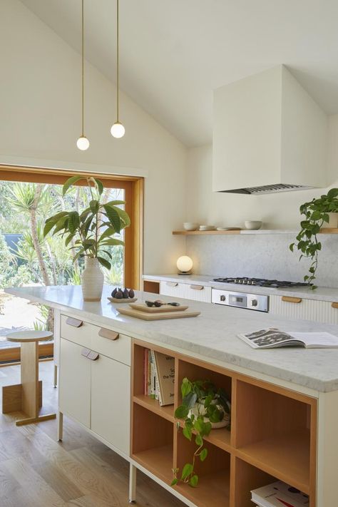 Beach Bungalow Kitchen Ideas, Vogue Wallpaper, Narrow Kitchen, Architecture Studio, Designer Home, Pink Houses, Prefab Homes, Tiny House Design, A Magazine