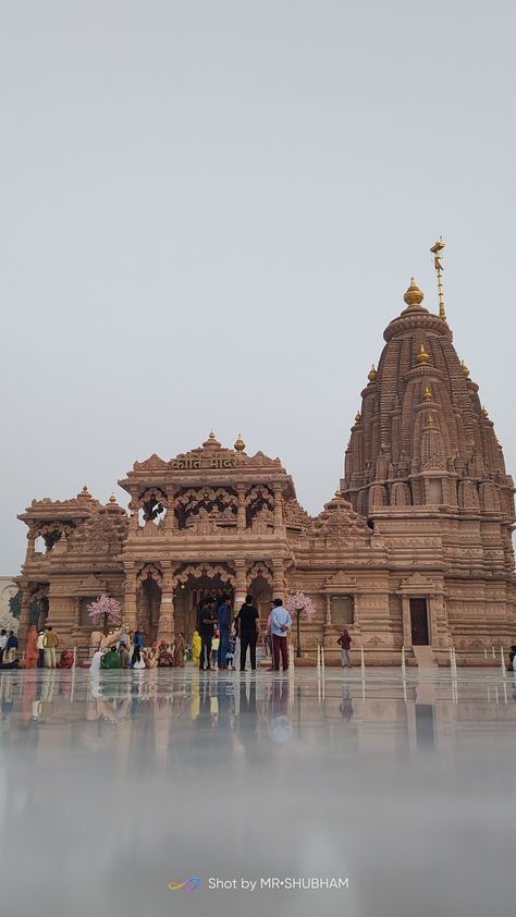 Vrindavan Temple, Ram Temple, Art Scenery, Actors Illustration, New Ceiling Design, Indian Temple Architecture, Diwali Decorations At Home, Hindu Temples, Temple Photography