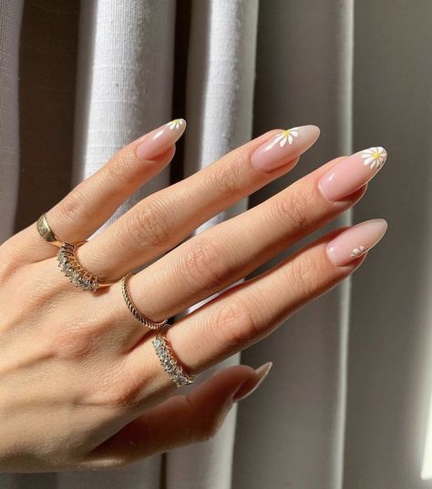 Cute Summer Nails, Flower Nail Art, Pretty Acrylic Nails, Minimalist Nails, Chic Nails, French Tip Nails, Flower Nails, Acrylic Nail Designs, Beauty Trends