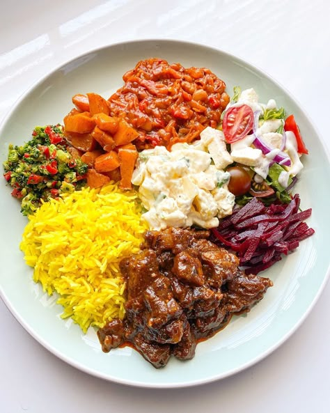 TheEats on Instagram: “Happy Sunday 😋 Rice, beef curry, beetroot, egg & potato salad, green salad, chakalaka, butternut and broccoli. I needed the emcimbini…” Dinner Ideas South Africa, Chakalaka Recipe South Africa, Creamy Chicken Livers, Sunday Kos, Chakalaka Recipe, Tripe Recipes, Crockpot Recipes Ground Beef, Crockpot Recipes Chicken, Egg Potato