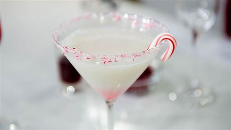 Peppermint Martini (Peppermint-ini) Chocolate Peppermint Martini, Peppermint Martini Recipe, Fresh Cocktail Recipes, Cookie Martini, White Chocolate Martini, Peppermint Vodka, White Chocolate Syrup, Peppermint Martini, Whipped Vodka