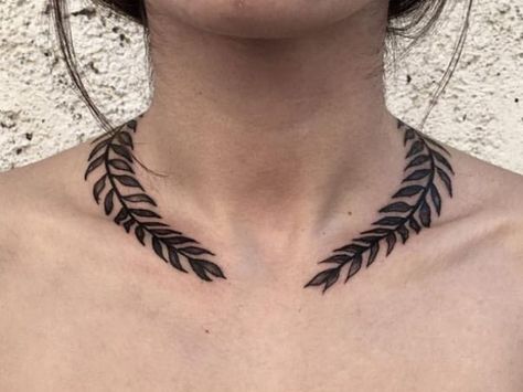 This epic necklace tattoo just inspired our style goals in a BIG way Laurel Wreath Tattoo, Hals Tattoo Mann, Collar Bone Tattoo For Men, Wreath Tattoo, Small Neck Tattoos, Necklace Tattoo, Bone Tattoo, Bone Tattoos, Small Tattoos Simple