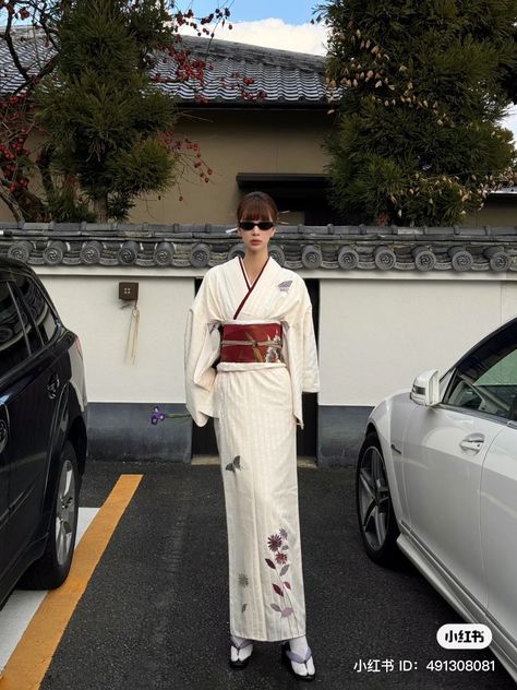 Japanese Dress Traditional, Kimono Outfit Japanese, Vintage Asian Fashion, Kimono Girl, Kimono Outfits, Money Girl, Traditional Japanese Kimono, Kimono Outfit, Japan Outfit