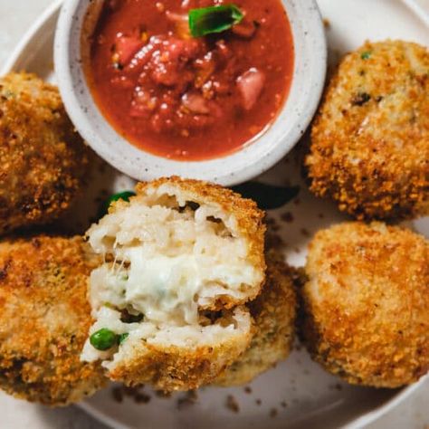 Air Fryer Arancini (Arancini Al Forno) - Maritime Glutton Arancini Balls Air Fryer, Arancini Recipe Air Fryer, Air Fryer Arancini Balls, Air Fryer Arancini, Arancini Recipe Italian, Italian Rice Balls Recipe, Arancini Balls, Risotto Balls, Arancini Recipe