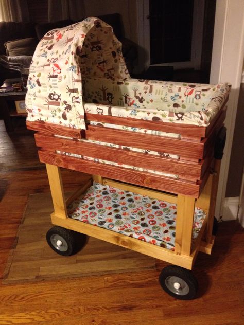 Wood Bassinet Plans, Diy Basinette, Homemade Bassinet, Diy Bassinet Ideas, Diy Baby Bassinet, Bassinet Diy, Diy Bassinet, Bed Made Out Of Pallets, Baby Basinets