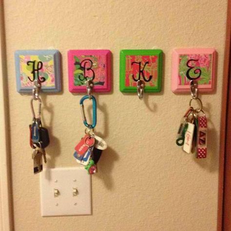 Monogram key hooks. Cute way to hang keys for your apartment or dorm room! Quick and easy DIY craft.  Sign up for a free plan at https://pin4ever.com College Apartment Diy, Key Holder Diy, College Apartments, Dorm Sweet Dorm, College House, Dorm Diy, Dorm Room Diy, College Living, College Diy