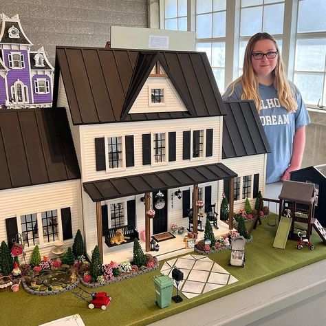 Darian Healy | A beautiful view. 🤍 . #dollhouse #dollhouses #dollhouseminiatures #dollhouseminiature #modernmini #modernminiatures #progress... | Instagram Dollhouse Hobby Lobby, Farmhouse Dollhouse Diy, Hobby Lobby Dollhouse Ideas, Luxury Dollhouse, Dolls House Ideas, Vermont Farmhouse Jr Dollhouse, Dollhouse Farmhouse, Mini House Plans, Vermont Farmhouse