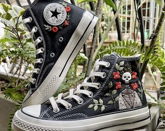 Painted Chuck Taylors, Converse Embroidery Ideas, Customize Converse, Converse Noir, Cool Converse, Converse Design, Reception Shoes, Embroidered Sneakers, Embroidered Converse