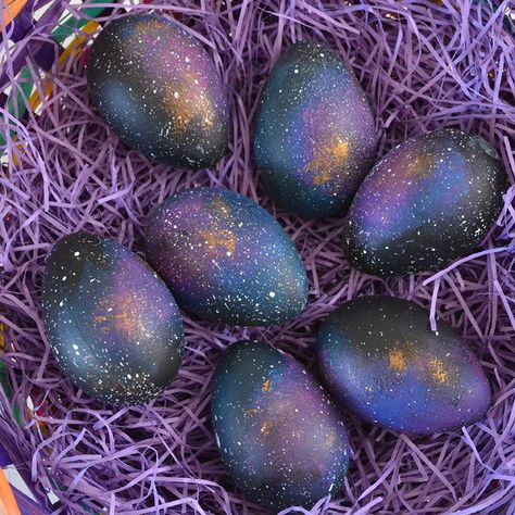 Galaxy style Easter egg ideas Galaxy Easter Eggs, Cool Easter Eggs, Diy – Velikonoce, Unique Easter Eggs, Oster Dekor, Eggs In A Basket, Creative Easter Eggs, Easter Egg Dye, Easter Egg Designs