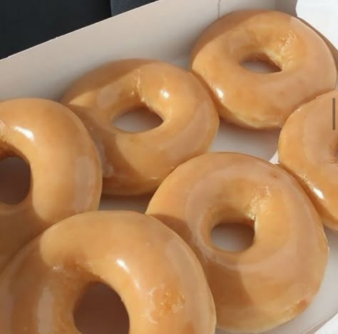 Donuts Aesthetic, Dr Food, Glazed Doughnuts, Glazed Donuts, Food Pics, Food Sweet, Food Snacks, I Want To Eat, Food Obsession