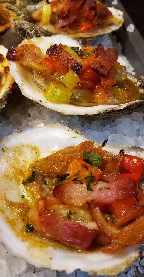 Oysters Casino Recipe, Oysters Casino, Oyster Dishes, Pescatarian Recipes Healthy, Bacon Recipes Appetizers, Eating Oysters, Recipe Appetizers, Seafood Dinners, Clams Casino