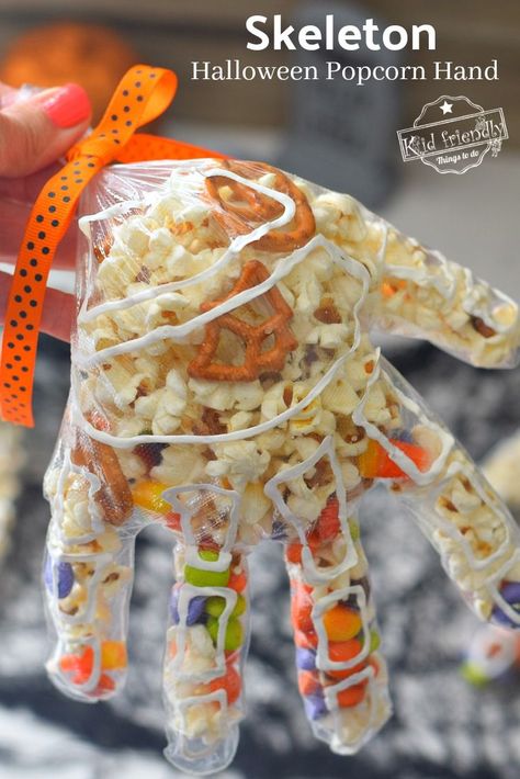 Popcorn Hands, Kids Snack Mix, Halloween Hands, Kids Treat Bags, Halloween Cake Recipes, Easy Halloween Snacks, Halloween Popcorn, Halloween Class Party, Kids Things To Do