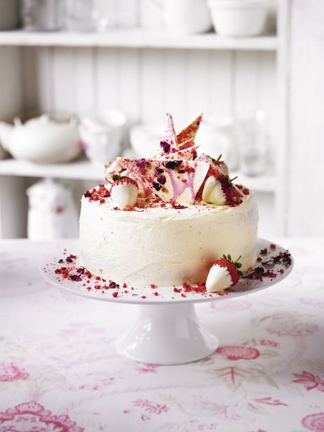 Martha’s Strawberry, Champagne And Rose Cake. How beautiful is this Martha’s strawberry, champagne and rose cake? Too adorable to eat!? Rose Cake Recipe, Birthday Cake Decorations, Decoration Patisserie, Dipped Strawberries, Strawberry Champagne, British Bake Off, Great British Bake Off, Bake Off, Strawberry Cakes