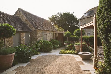 Cotswold Garden, Cottage Core Garden, Garden Spa, Cotswold Cottage, Landscaping Inspiration, Garden Inspo, Gravel Garden, Country Barn, Walled Garden