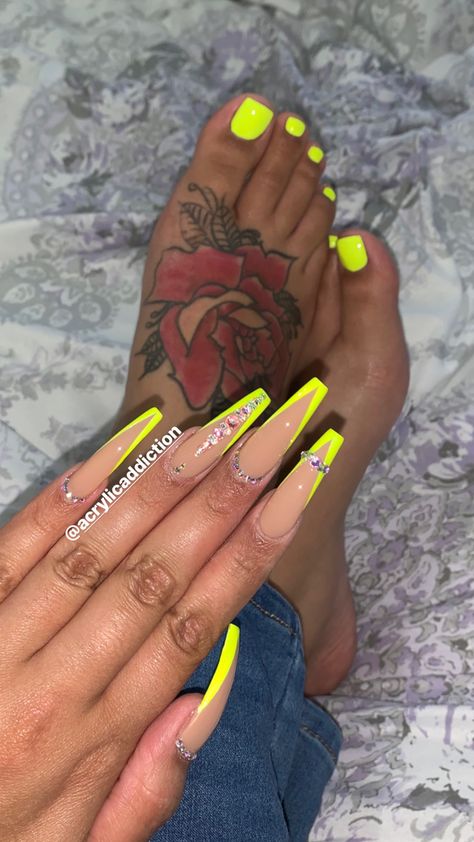 Holiday Nail Ideas, Nail Art Designs Valentines, Nail Art Designs Valentines Day, Nail Designs For Beginners, Easy Nail Designs, Neon Yellow Nails, Nail Summer, Nail Glam, Easy Nail Art Designs