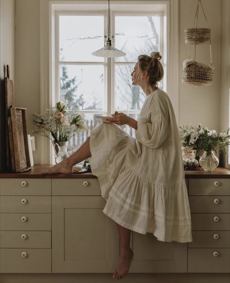 Neutral Feminine Aesthetic, House Dress Aesthetic, Homesteading Outfits Women, Feminine Homemaker Outfits, Country House Wife Aesthetic, Country Cottage Outfit, Homemaker Aesthetic Clothing, Neutral Cottagecore, Homemaking Outfit