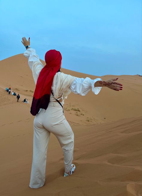 #desert #sahara #travel Desert Sahara, Fashion Top Outfits, Rain Jacket, Dubai, Top Styles, Top Outfits, Travel, Black