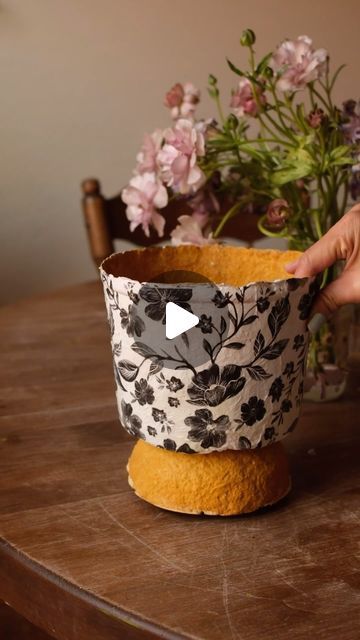 Diy Plastic Containers Crafts, Paper Mache Plant Pots, Paper Pulp Craft, Egg Container Craft, Paper Mache Pots, Air Dry Clay Pot, Plastic Container Crafts, Paper Clay Art, Making Paper Mache