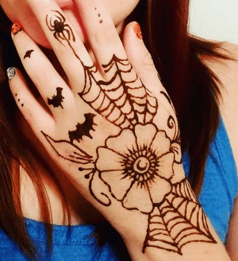 Spooky Henna Designs, Halloween Henna Tattoos, Henna Designs Halloween, Mushroom Henna Designs, Halloween Henna Design, Spooky Henna, Henna Hand Tattoos Simple, Simple Cute Henna Designs, Goth Henna