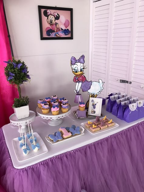 Daysi Decoraciones para cumpleaños Daisy Duck Party Decorations, Daisy Duck Birthday Party Ideas, Duck Birthday Theme, Daisy Duck Party, Butterfly Birthday Party Decorations, Duck Party, Minnie Mouse Theme Party, Care Bear Party, Birthday Party Snacks