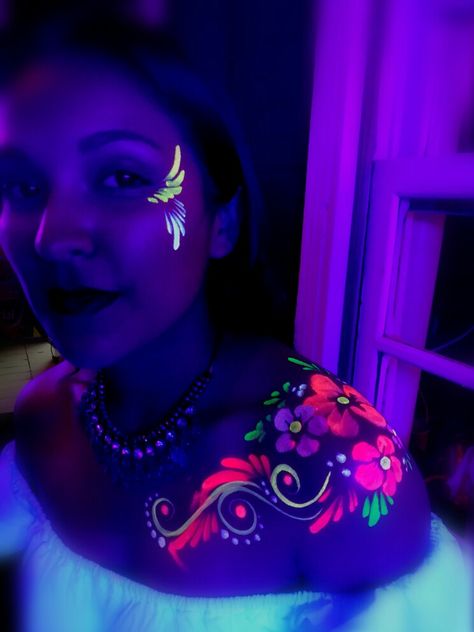 NEÓN PARTY Neon Makeup Ideas Black Lights, Diy Neon Party, Pintura Facial Neon, Neon Face Paint Ideas, Glow Face Paint, Uv Face Paint, Neon Face Paint, Uv Makeup, Neon Tattoo