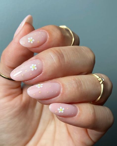 Chasing Daisies, Daisy Nail Art, Spring Nail Trends, Subtle Nails, Spring Nail Designs, Daisy Nails, Minimal Nails, בר מצווה, Cute Gel Nails