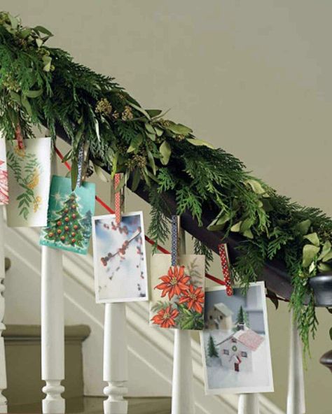 banister-card-garland Holiday Card Display, Christmas Stairs Decorations, Christmas Stairs, Christmas Card Display, Christmas Staircase, Garland Ideas, Holiday Organization, Easy Holidays Crafts, 12 December