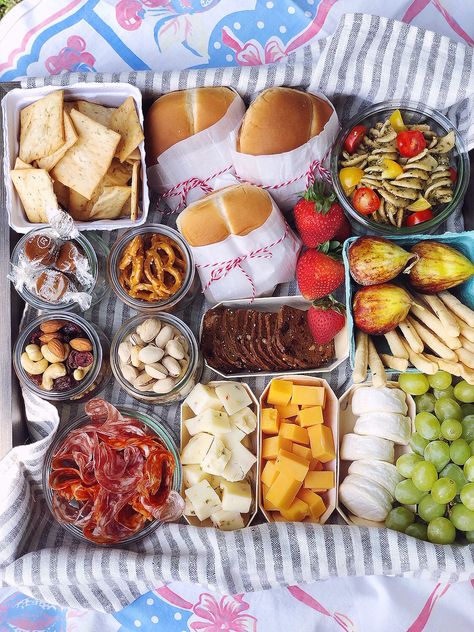 Grazing Picnic Box. - DomestikatedLife Romantic Picnic Food, Picknick Snacks, Easy Picnic Food, Picnic Date Food, Picnic Box, Grazing Board, Picnic Inspiration, Picnic Aesthetic, Picnic Essentials