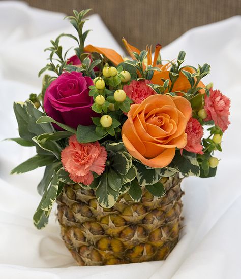 Pineapple Vase With Flowers, Pineapple Flower Arrangement, Tropical Party Centerpieces, Pineapple Centerpiece Ideas, Tropical Wedding Centerpieces, Pineapple Centerpiece, Housewarming Party Decorations, Pineapple Vase, Hawaiian Party Theme