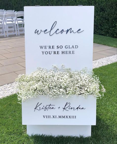 Welcome Signs With Flowers, Welcome Sign Florals, Diy Wedding Welcome Sign, Off White Wedding, Wedding Mirror, Wedding Entrance Decor, Dinner Party Decorations, Wedding Signs Diy, Wedding Elements