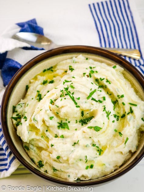 Classic Mashed Potatoes, Instant Mashed Potatoes, Instant Potatoes, Gluten Free Cheese, Aromatic Herbs, Stick Of Butter, Easy Recipe, Cool Kitchens, Mashed Potatoes