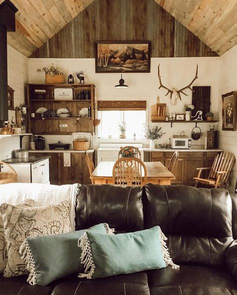 Bunkhouse Decor, Western Home Decor Ideas, Cowboy Cottage, Southwestern Interior, Dapur Rustic, Western Farmhouse, Homemade Pillows, Ranch House Decor, Western Bedroom Decor