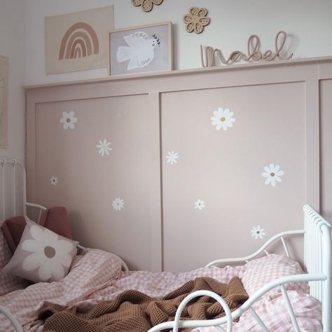 Pink Toddler Bedroom, Pink Toddler Rooms, Daisy Bedroom, Sheet Flowers, Groovy Daisy, Daisy Wall, Nursery Room Inspiration, Girly Room, Removable Wall Stickers