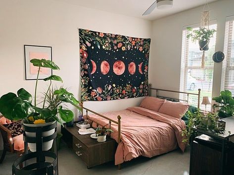 Plant Room, Room With Plants, Pink Bedroom, Pink Room, Growing Indoors, Cozy Place, Design Help, Interior Design Styles, Guest Bedroom