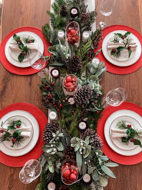 Red And Green Christmas Table Decor, Christmas Dinner Table Ideas, Dinner Table Christmas, Dinner Table Ideas, Christmas Dinner Set, Christmas Dinner Table Settings, Christmas Party Table, Christmas Table Setting, Christmas Dining Table