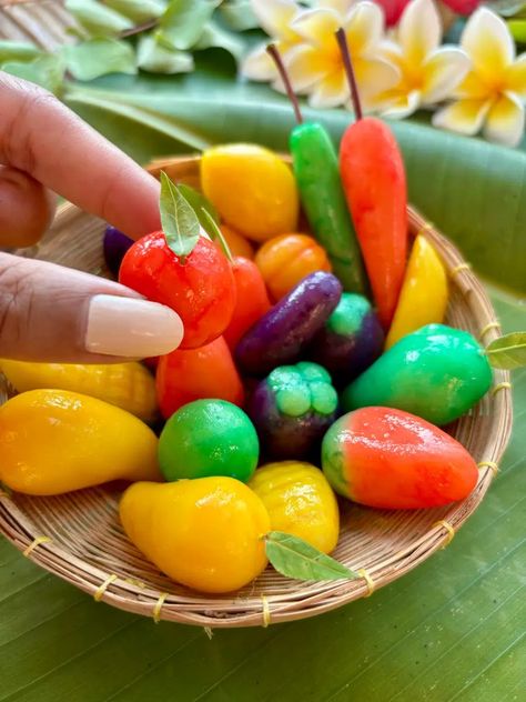 Thai Luk Chup Recipe (Mung Bean Dessert) – Hungry in Thailand Mung Bean Dessert, Simple Noodles, Tamarind Dipping Sauce, Mango Sticky Rice Recipe, Thai Recipes Dessert, Easy Thai Recipes, Thai Snacks, Thai Desserts, Mango Sticky Rice