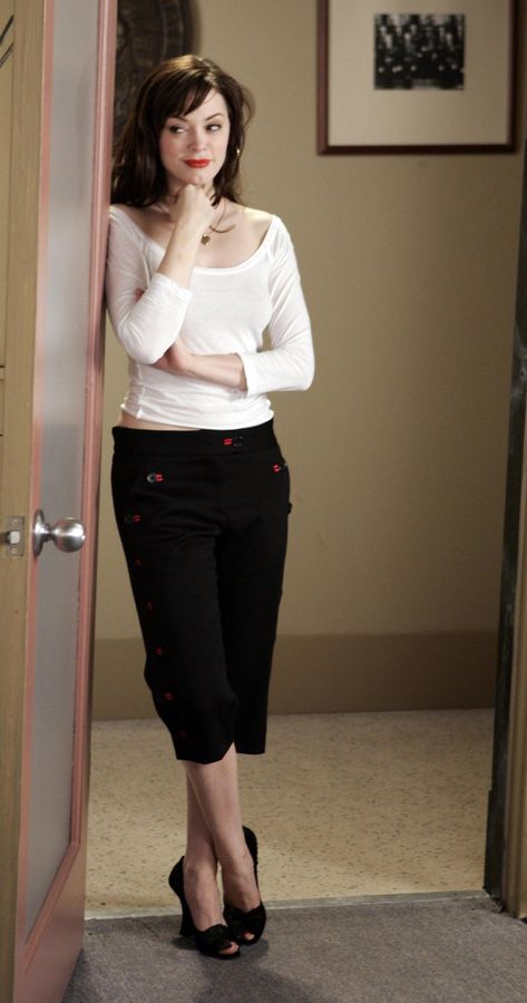 Rose Mcgowan Outfit, Rose Mcgowan 90s Style, Paige Charmed Outfits, Paige Matthews Aesthetic, Paige Matthews Outfits, Rose Mcgowan 90s, Paige Charmed, Charmed Outfits, Witch Aesthetic Outfit