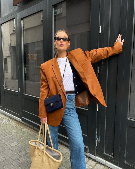 Carmel Camel 🧡 I don’t often wear (faux) leather jackets or blazers because it can be too harsh, but this burnt orange camel color is too… | Instagram Burnt Orange Blazer Outfit, Burnt Orange Jacket Outfit, Rust Blazer Outfit, Outfit Marrone, Burnt Orange Blazer, Orange Blazer Outfits, Blazer Marron, Orange Leather Jacket, Orange Blazer