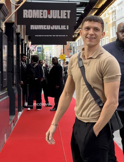 Parker Outfit, Walking Meme, Tom Holland Imagines, Film Life, Tom Holland Peter Parker, Tom Holland Spiderman, Mens Fashion Rugged, Tommy Boy, Cool Outfits For Men