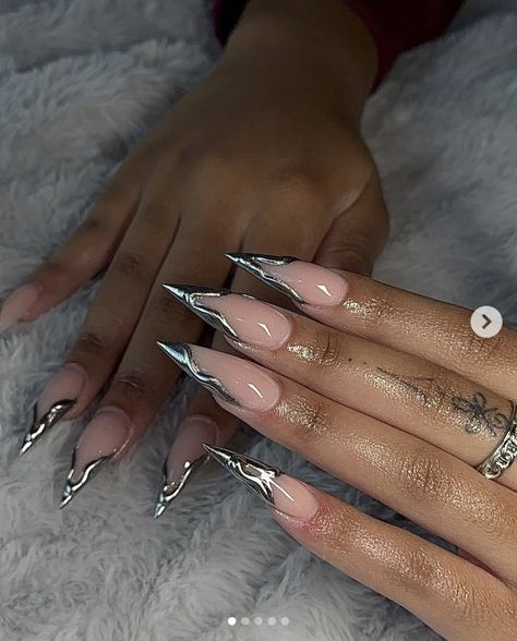 Nail Inspo Pointy, Silver Stilletos Nails, Acrylic Stiletto Nails Design, Pointy Acrylics, Short Stelltos Nails, Steletoes Nails Classy, Pointy Nail Designs Stilettos, Stiletto Nails Classy, Gold Stilletos Nails