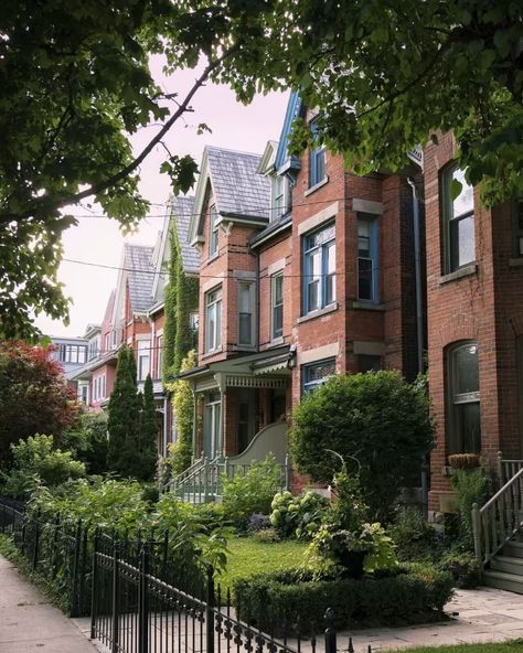 An architectural guide to Toronto Toronto Victorian House, Toronto House Exterior, Canada Houses Toronto, Modern Victorian Exterior, Toronto Townhouse, Toronto Homes, Brick Apartment, Fan Aesthetic, Toronto Apartment