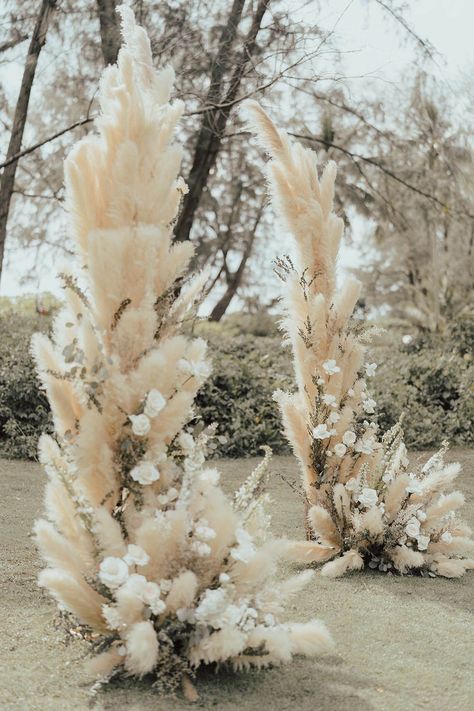 Fluffy pampas grass with white roses and wildflowers for outdoor wedding ceremony Pampas Grass Wedding Altar, Pampas Grass Wedding Bouquet Fall, Pampas Theme Party, Matrimonio Pampas, White Pampas Wedding, Pampas Wedding Arch, Pampas Wedding Decor, Boho Chic Wedding Cake, Retro Wedding Cakes