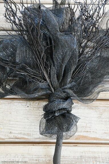 Diy Witch Broom, Diy Halloween Witch, Halloween Witch Brooms, Diy Witch, Halloween Brooms, Black Craft, The Witching Hour, Witch Diy, Witching Hour