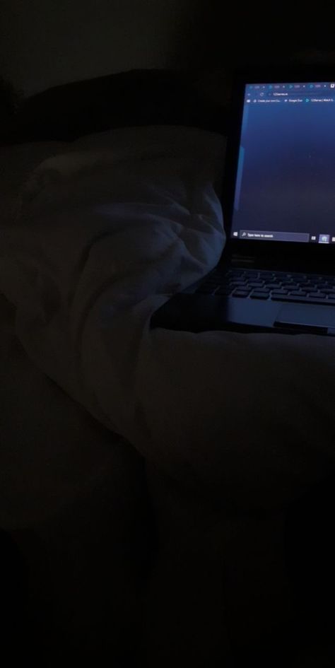 Bed At Night Aesthetic, Snapchat Picture Night Bed, Night Bed Snap, Room Night Snap, Night Room Snap, Bed Snap, Laptop At Night, Life In Usa, Bed Night