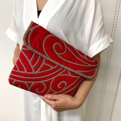 Fancy Clutch, Canvas Bag Diy, Jeans And Vans, Fabric Painting On Clothes, Hand Beaded Embroidery, Fashionable Saree Blouse Designs, Diy Bag Designs, Hawaiian Quilts, Embroidery Bags